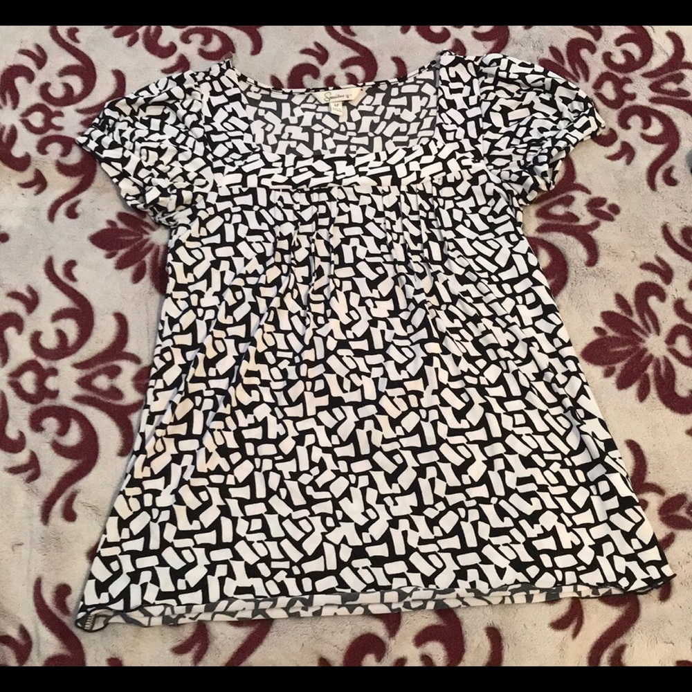 White and Black Patterned Short-sleeve Dress Shirt